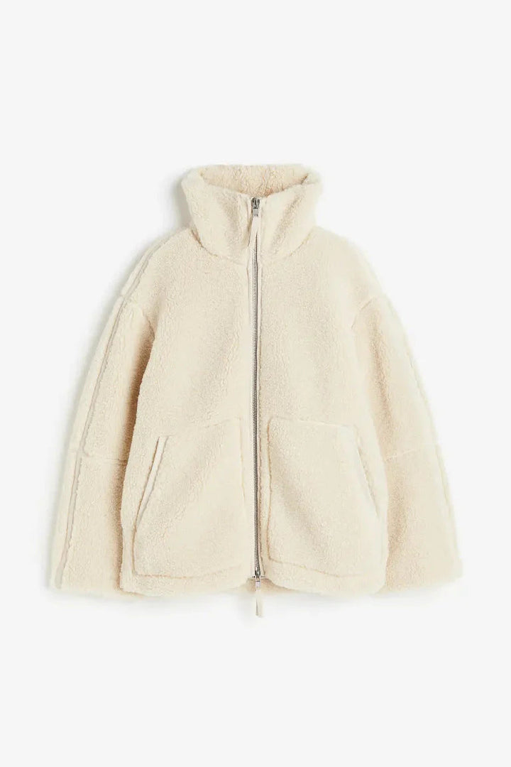 Comfortabele dames teddyjas in beige met stijlvolle opstaande kraag; een ruimvallend herfstjack, ideaal voor koelere dagen.