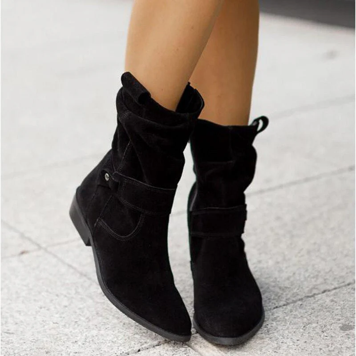 Lichtbruine platte enkellaarsjes voor dames. Trendy casual chic met losse schacht, perfect voor lente/herfst.