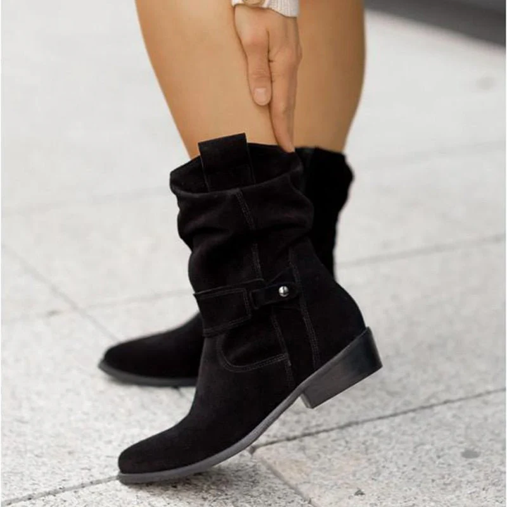 Platte, comfortabele dames enkellaarsjes met trendy losse schacht. Ideaal voor een casual chic look.