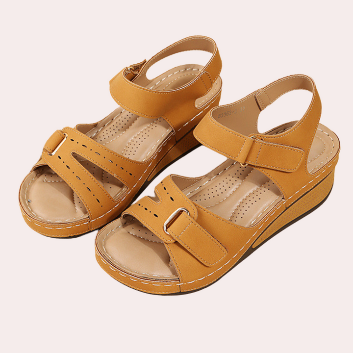 "Beige zomerse dames sandaal, stijlvolle open teen met riempjes, comfortabel voor dagelijkse en formele gelegenheden."