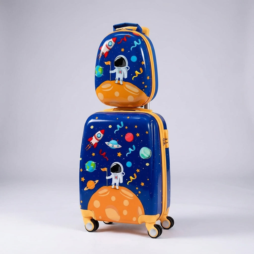Kindje klaar voor vakantieavontuur met de TinyTrek reisset: een kinder trolley en rugzak.