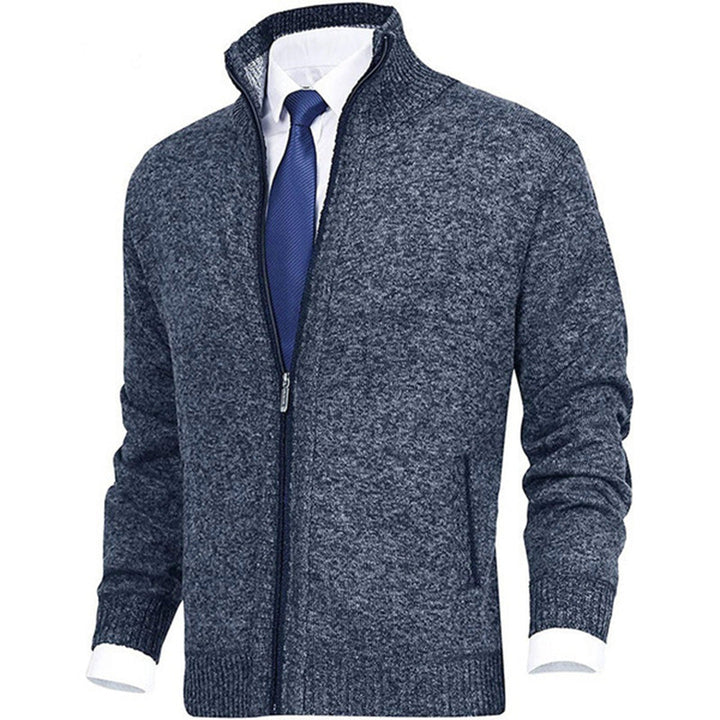 "Blauw herenvest van hoogwaardige fleece met rits en hoge kraag, perfect voor lente. Warm en veelzijdig ontwerp."