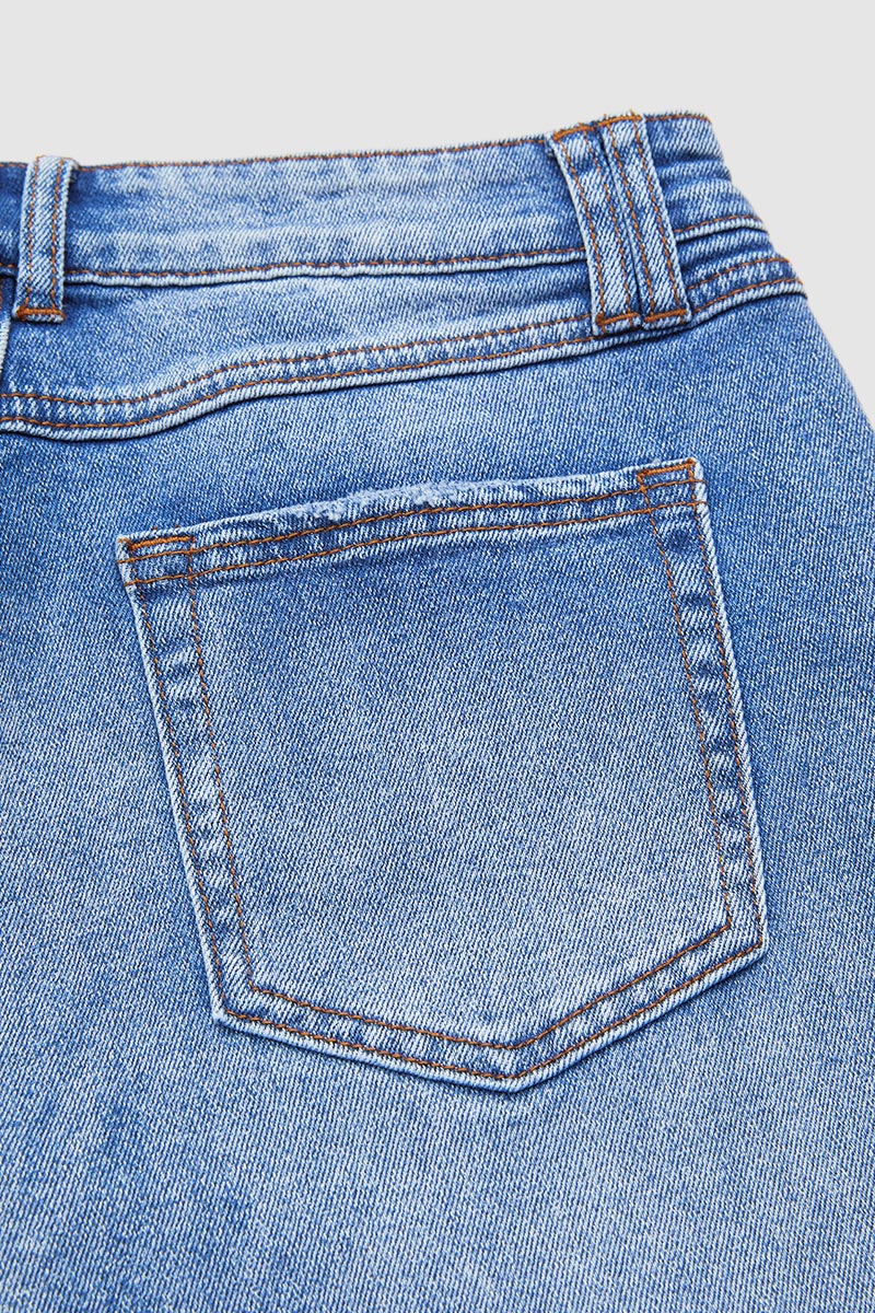 Blauwe dames jeans met wijde pijp en lage taille. Perfect voor een trendy casual look.