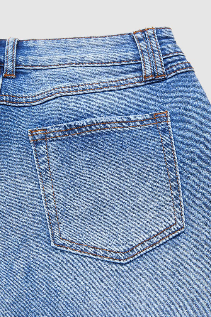 Blauwe dames jeans met wijde pijp en lage taille. Perfect voor een trendy casual look.