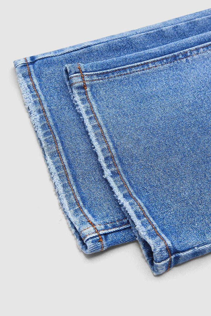 Dames spijkerbroek, blauw, met wijde pijp en lage taille. Comfortabel en modieus.
