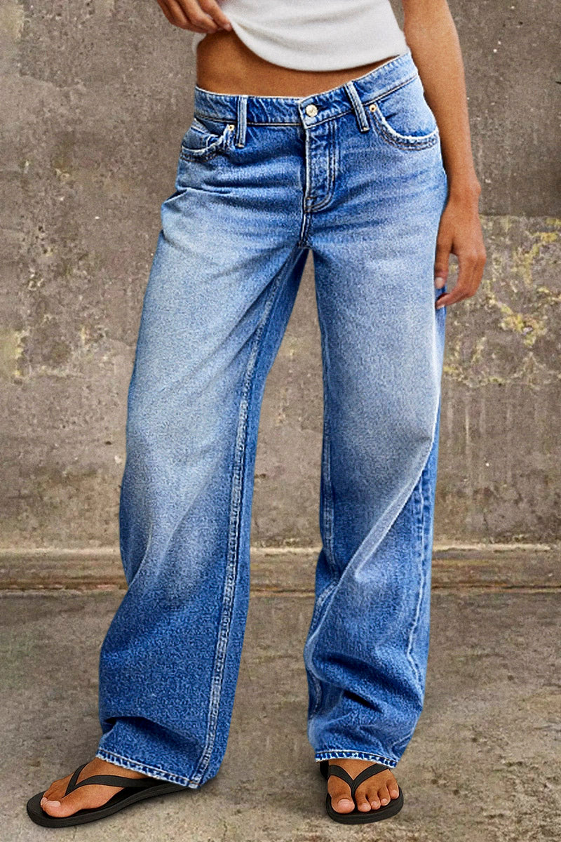 Donkerblauwe spijkerbroek voor dames, lage taille, wijde pijp. Trendy casual mode.