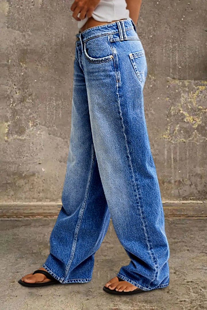 Stijlvolle dames jeans met wijde pijp en lage taille. Comfortabele blauwe spijkerbroek.
