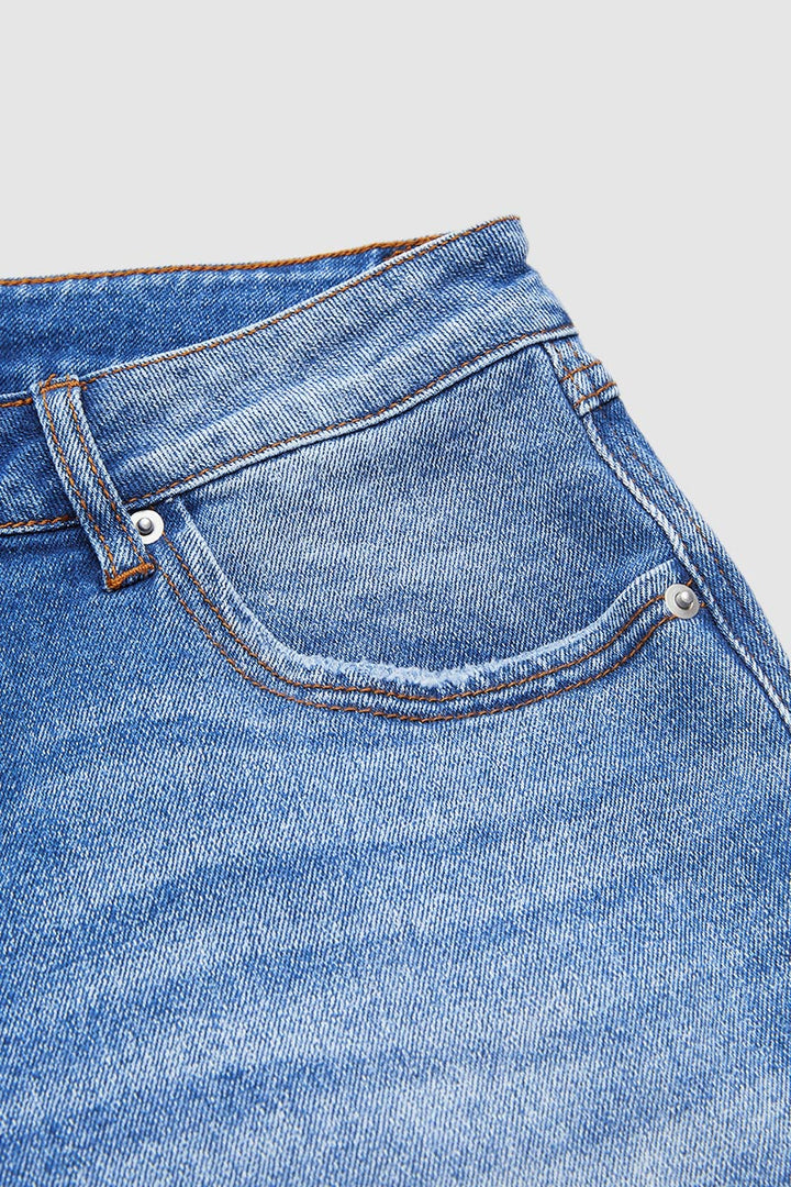 Stijlvolle casual dames jeans, lage taille en wijde pijp. Comfortabele spijkerbroek.