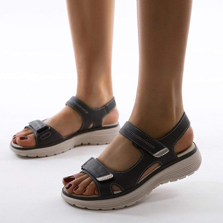 Blauwe dames sandalen Nally met handige klittenbandsluiting en comfortabele dikke zool.