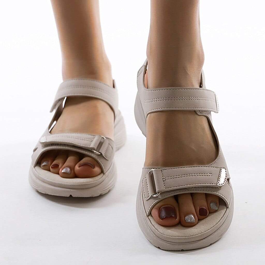 Dames sandalen Nally in nude met verstelbare bandjes en een trendy dikke zool.