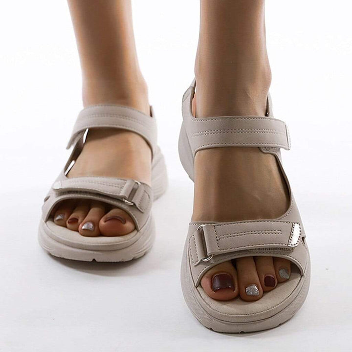 Dames sandalen Nally in nude met verstelbare bandjes en een trendy dikke zool.