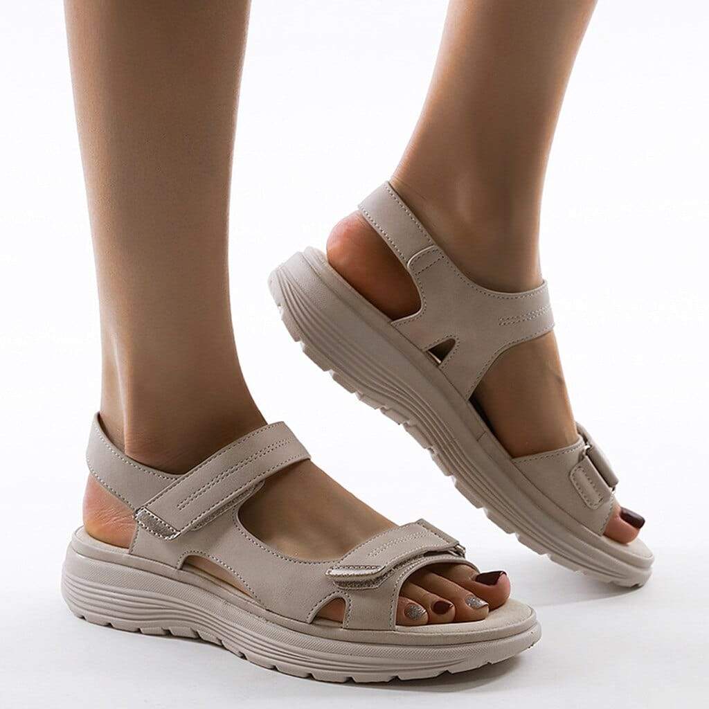 Praktische zwarte dames sandalen Nally met klittenbandsluiting en stevige zool.