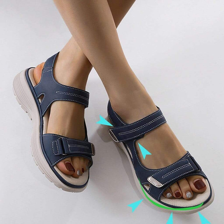 Casual dames sandalen Nally in nude, makkelijk aan te trekken dankzij klittenband.