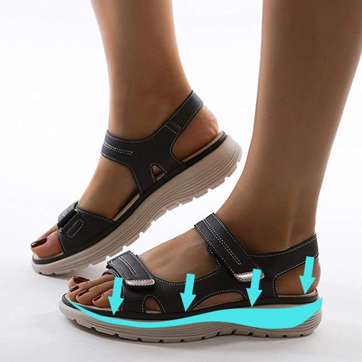 Modieuze zwarte dames sandalen Nally met dikke zool en verstelbare klittenband.