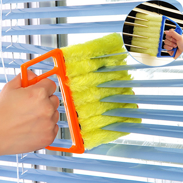 "Blauwe DustMaster stofverwijderaar met ergonomisch handvat en microvezelborstels voor jaloezieën en radiatoren."