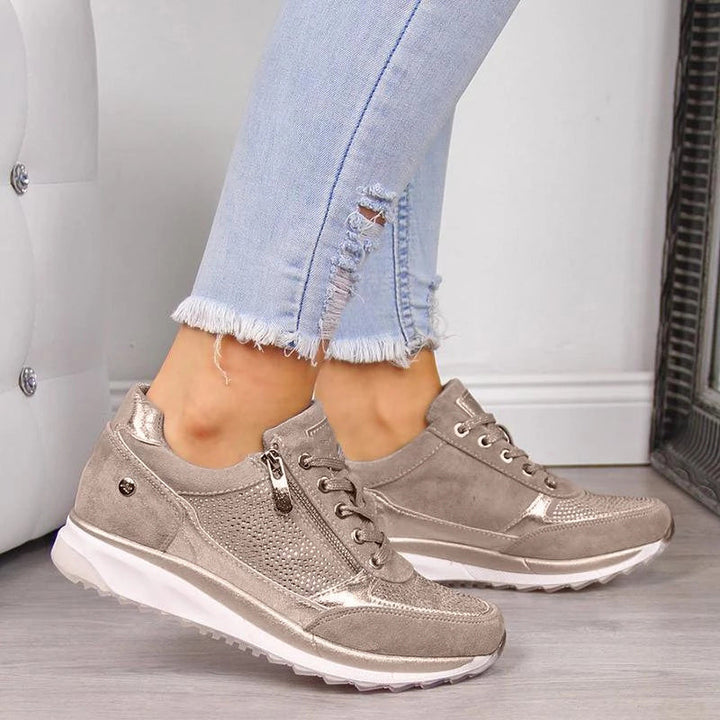 "Blauwe suède dameswandelschoenen met orthopedische ondersteuning, ronde teen en zijrits. Perfect voor comfort en stijl."