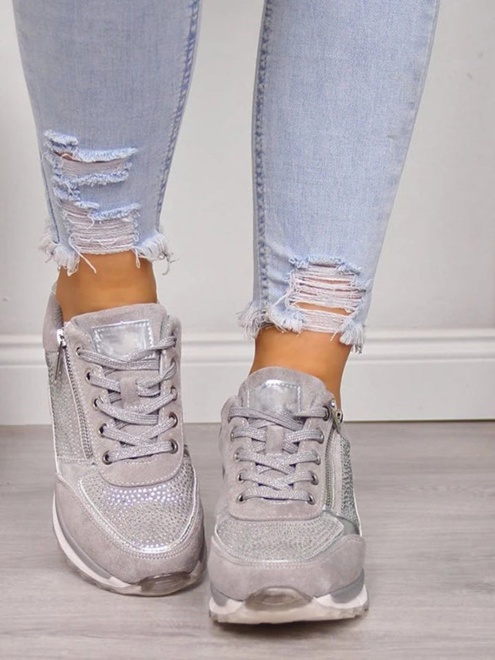 "Blauwe suède dameswandelschoenen met orthopedische ondersteuning, ronde teen en zijrits. Perfect voor comfort en stijl."