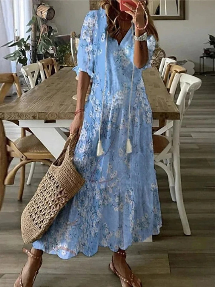 "Boheemse maxi jurk beige met V-hals en halflange mouwen, ideaal voor zomerse elegantie en casual stijl."