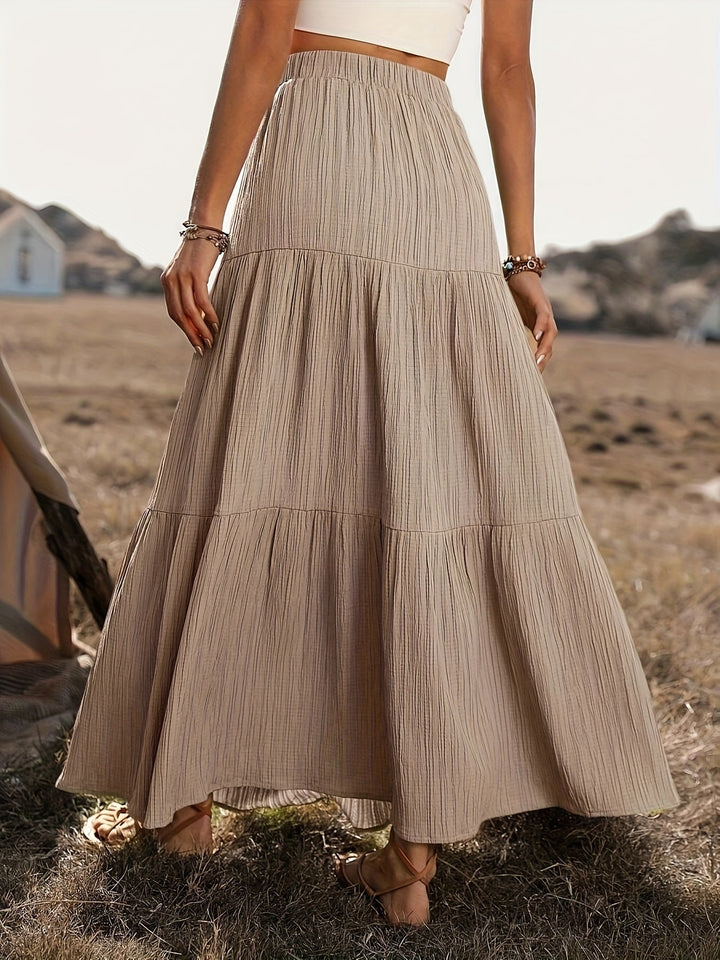 Lange dames zomerrok met meerdere volantlagen, geeft een vloeiende bohemian look, ideaal voor strand.