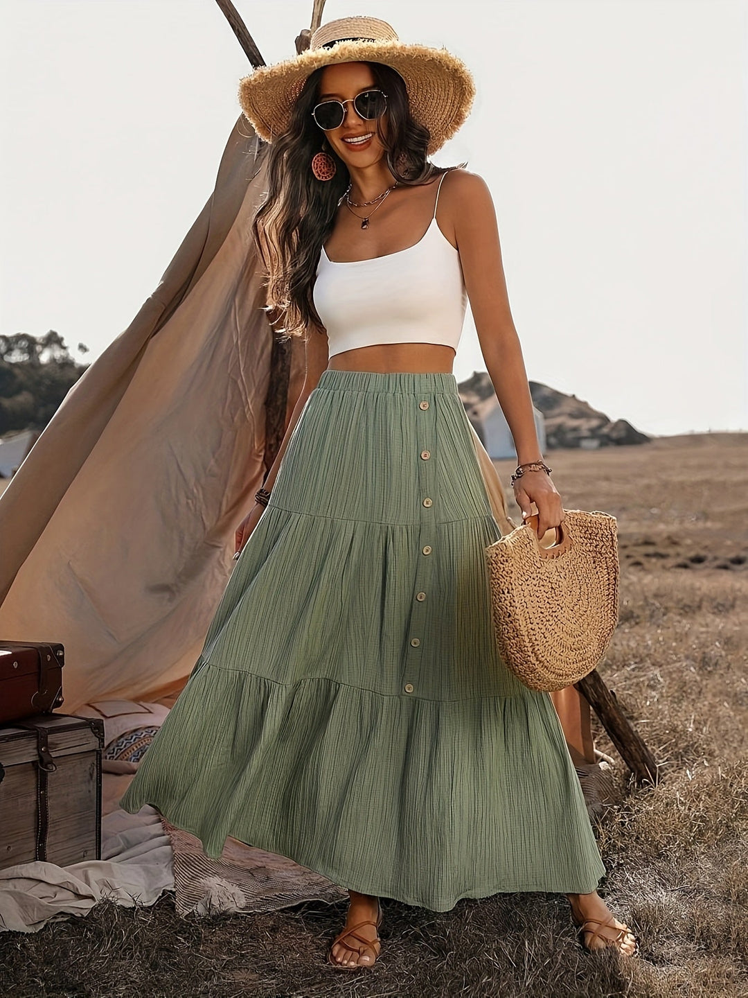 Vrouwelijke maxi rok met vloeiende volantlagen, creëert een elegant bohemian silhouet voor elke vrouw.