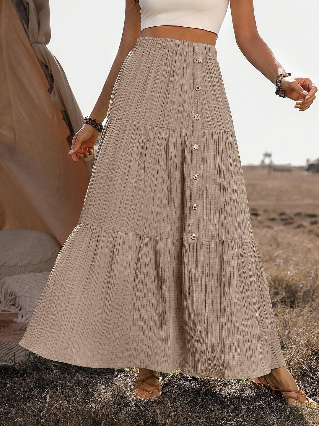 Trendy dames zomer maxi rok met romantische volantlagen, een must-have voor bohemian mode liefhebbers.