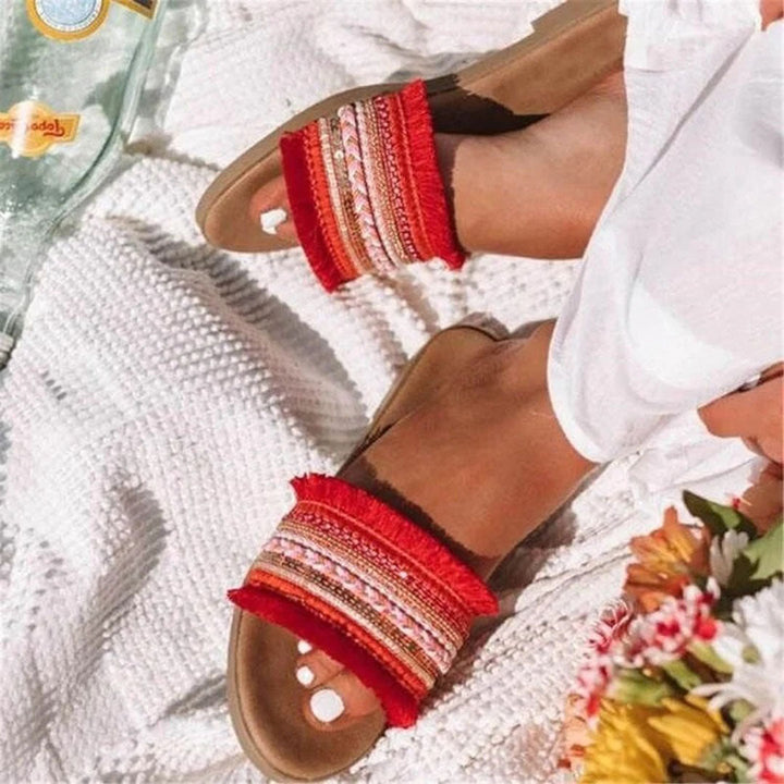Comfortabele dames boho-chic pantoffels met verfijnde kralen en unieke details, ideaal voor warme zomerdagen.