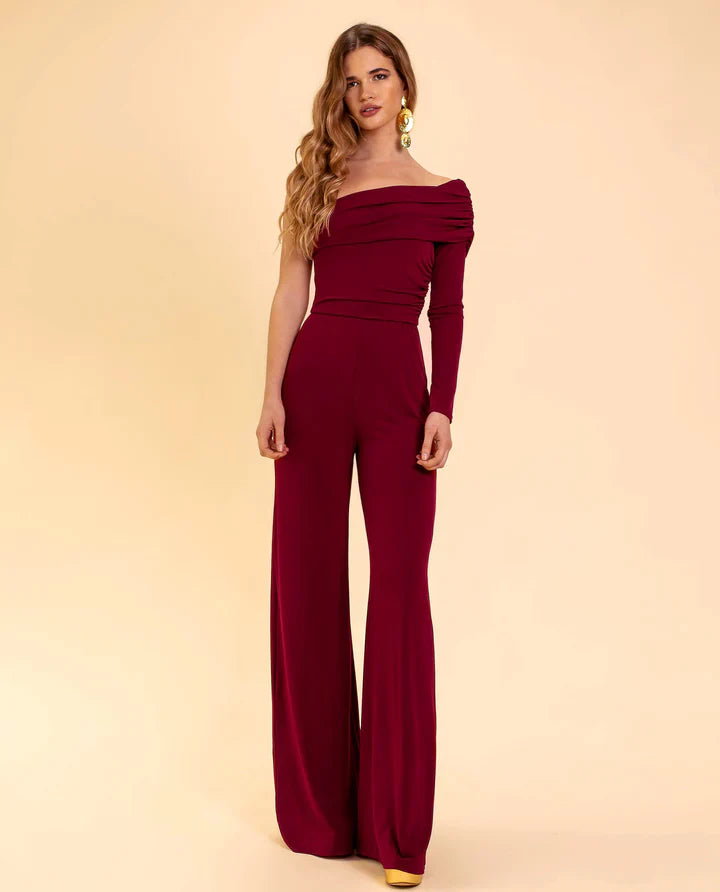 Bordeauxrode dames jumpsuit met één schouder, elegant en feestelijk voor avondkleding.