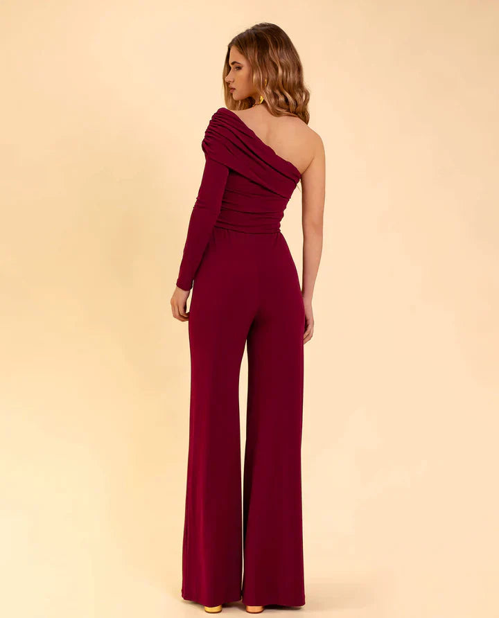 Trendy dames jumpsuit in bordeauxrood, met moderne eenschouder, ideaal als elegante avondkleding.