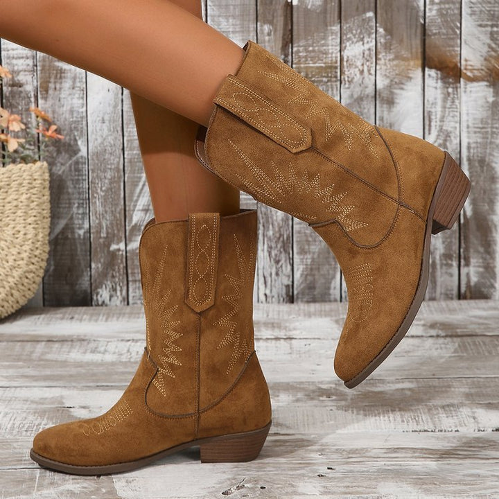 Bruine dames cowboy enkellaarzen met middelhoge hak, western stijl. Stijlvol en comfortabel voor mode.