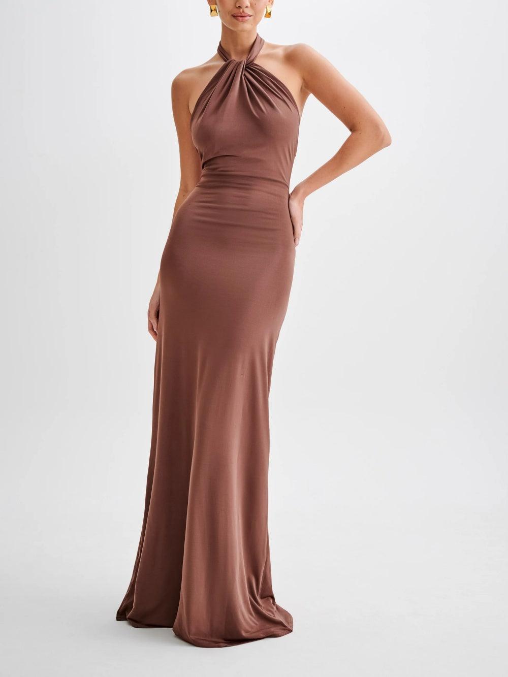 Bruine dames maxi-jurk met elegante hoge halslijn, perfect voor een tijdloze avondlook of feest.