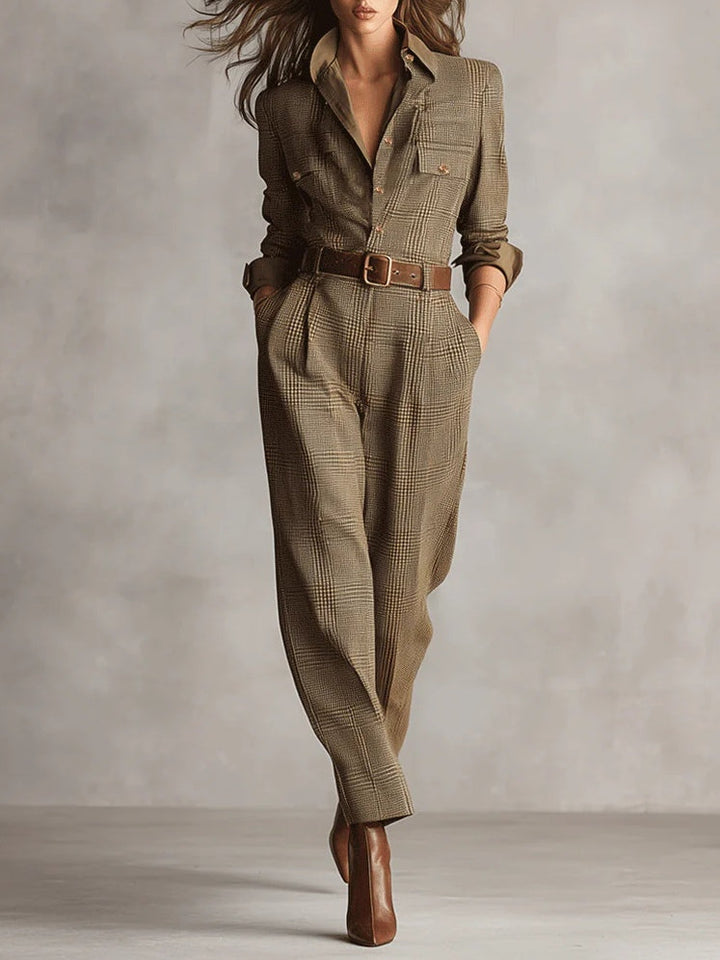 Trendy eendelige geruite dames jumpsuit in bruin, met kraag en borstzakken voor een elegante zakelijke outfit.