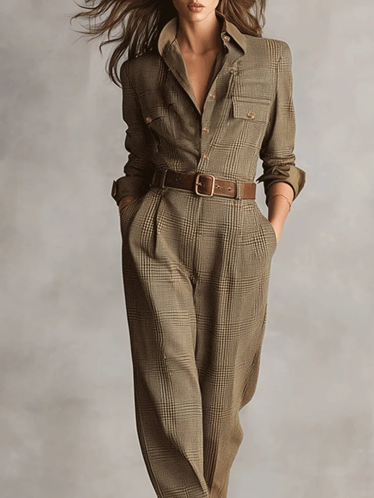 Chique bruine dames jumpsuit met ruitpatroon, kraag en borstzakken. Perfect voor zowel casual als zakelijke gelegenheden.