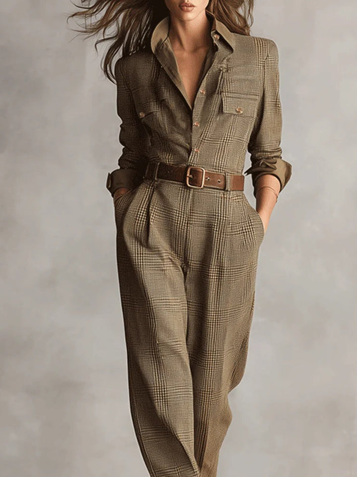 Chique bruine dames jumpsuit met ruitpatroon, kraag en borstzakken. Perfect voor zowel casual als zakelijke gelegenheden.