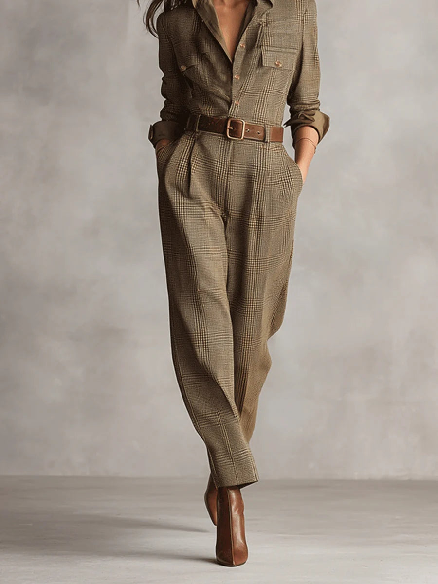 Stijlvolle geruite dames jumpsuit in bruin met kraag en borstzakken, een comfortabele eendelige outfit voor vrouwen.