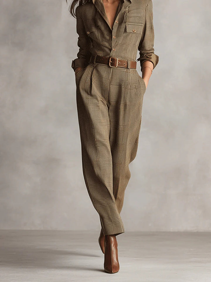 Stijlvolle geruite dames jumpsuit in bruin met kraag en borstzakken, een comfortabele eendelige outfit voor vrouwen.