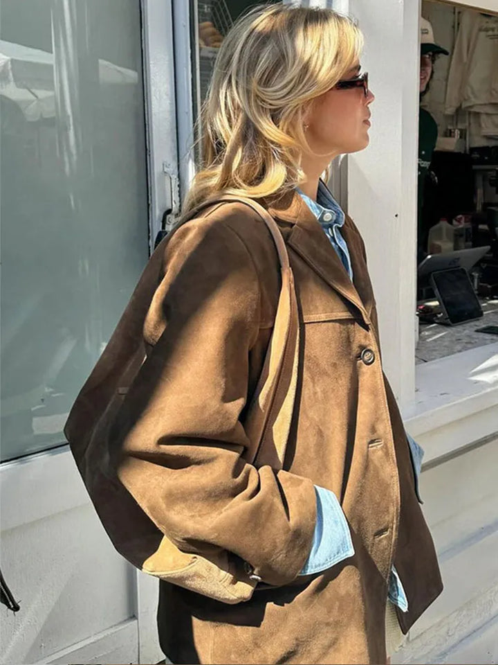Comfortabele bruine klassieke damesjas, ideale bovenkleding met tijdloze elegantie voor dagelijks gebruik. Chic en allround.