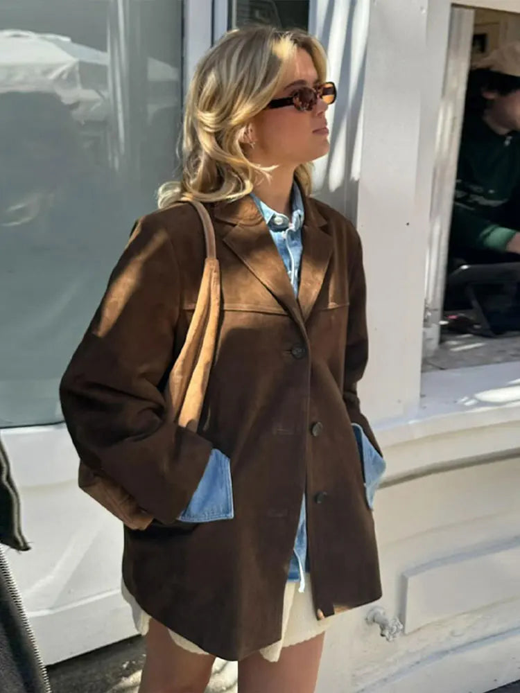 Stijlvolle bruine klassieke damesjas, met elegante snit en comfortabele pasvorm. Essentiële mode voor de moderne vrouw.