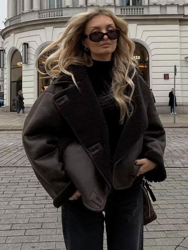 Elegante bruine damesjas leerlook met warme fleece voering, stijlvol en comfortabel voor herfst en winter.