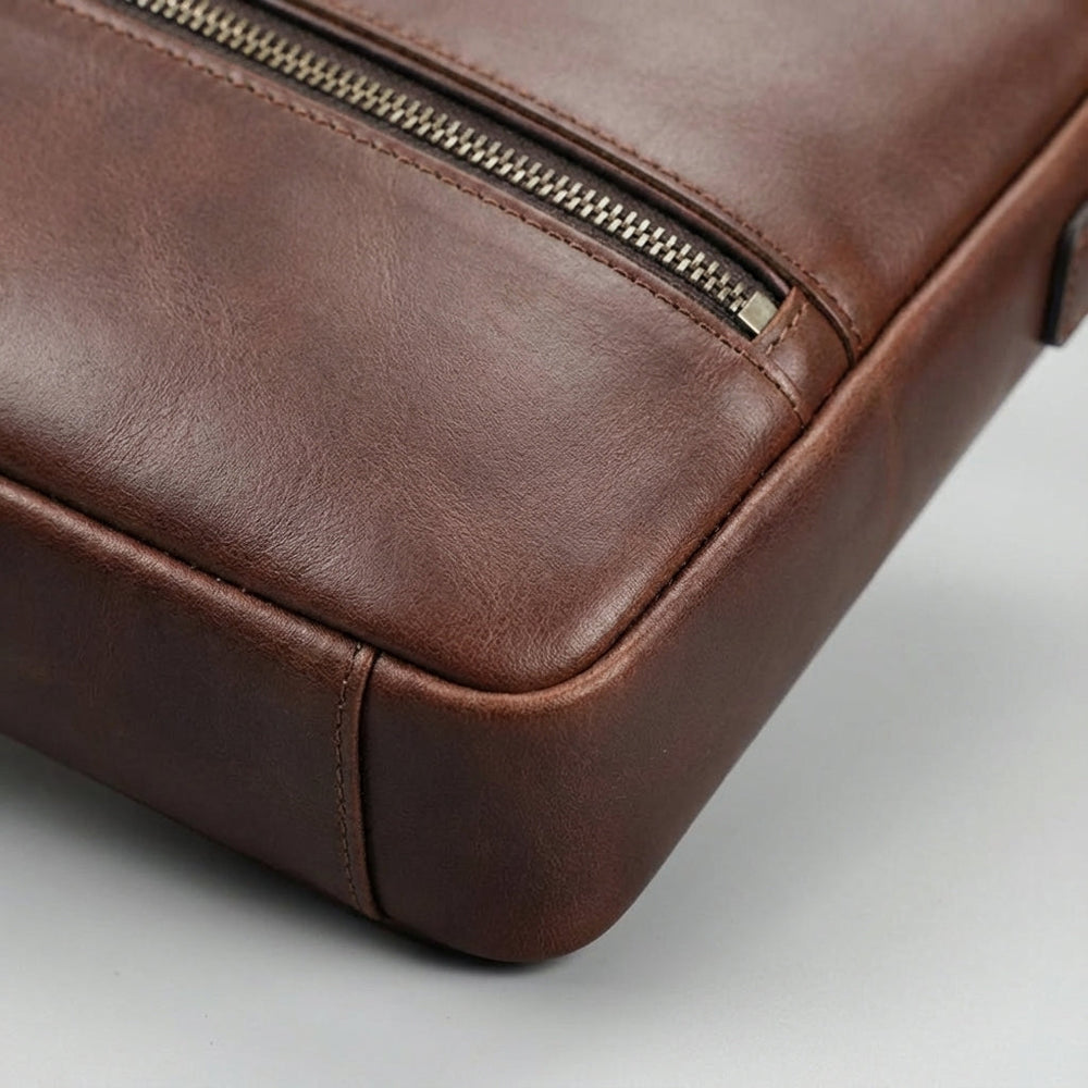 Stijlvolle bruine leren aktetas voor heren; perfecte werktas voor pendelen met laptop en goede organisatie.