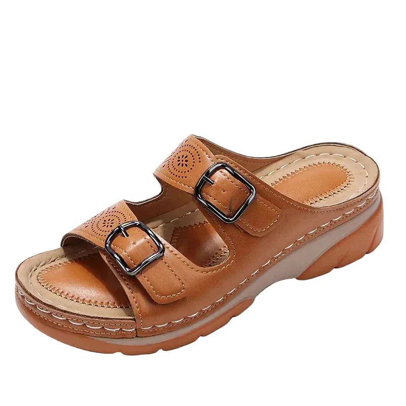 Bruine orthopedische comfortsandalen Elisa voor dames, met verstelbare banden en voetondersteuning, ideaal voor de zomer.