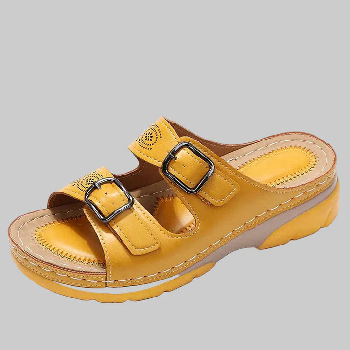 Elegante gele Elisa comfortsandalen voor dames, met zachte voetondersteuning en een stijlvolle platte zool.