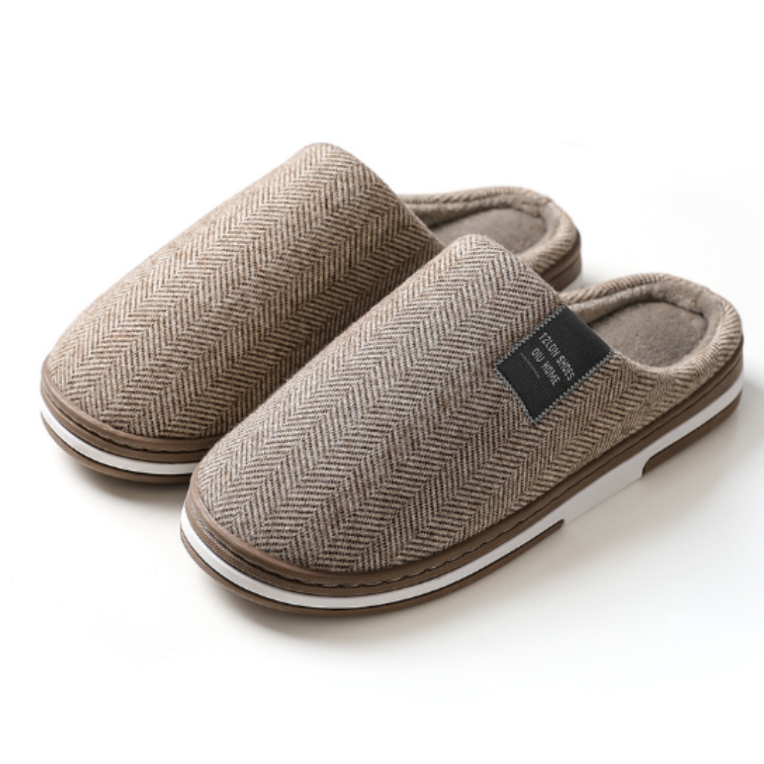 Bruine unisex pantoffels met ultiem comfort en stevige antislipzool, ideaal voor warme ontspanning thuis.
