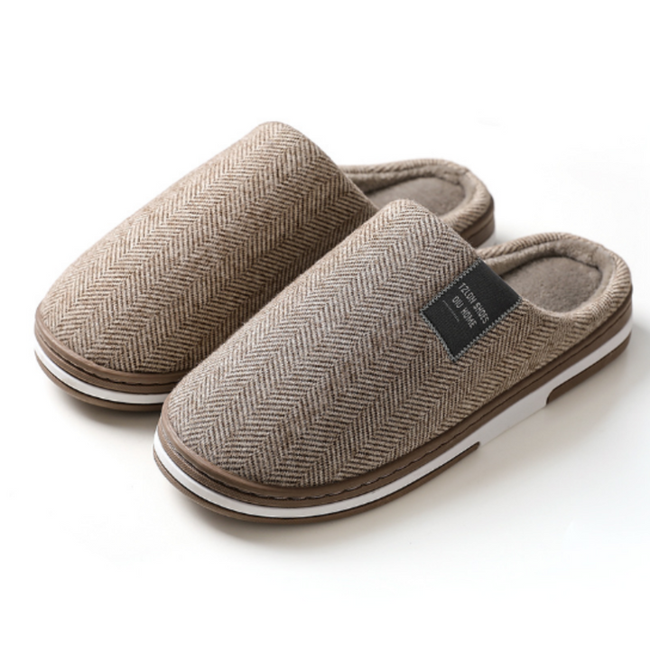 Bruine unisex pantoffels met ultiem comfort en stevige antislipzool, ideaal voor warme ontspanning thuis.