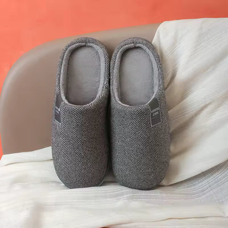 Comfortabele unisex pantoffels met warme voering en duurzame stevige zool, ideaal voor ontspanning in huis. Meerdere kleuren.