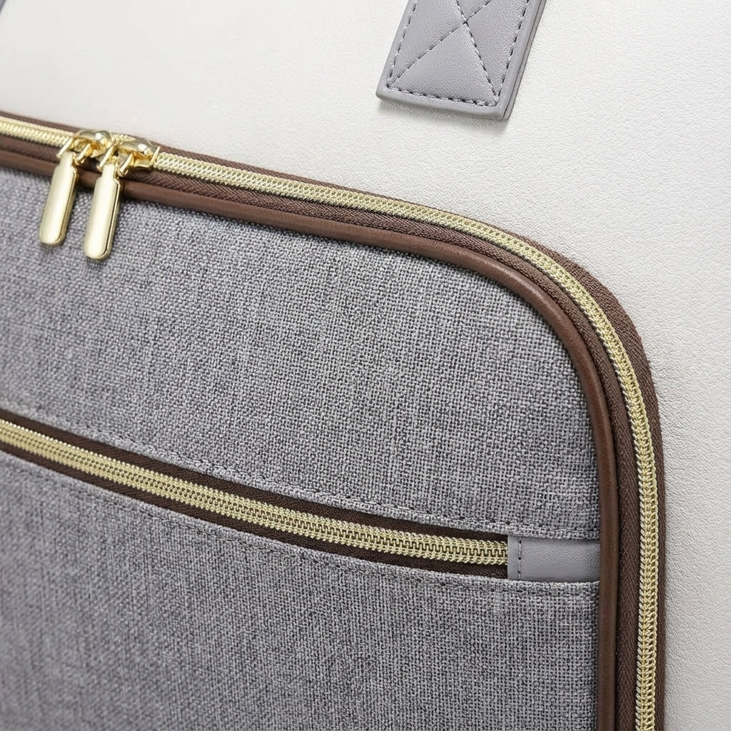 Detail van de CarrySmart reisset met beschermend laptopvak, perfect voor veilige elektronica tijdens het reizen.