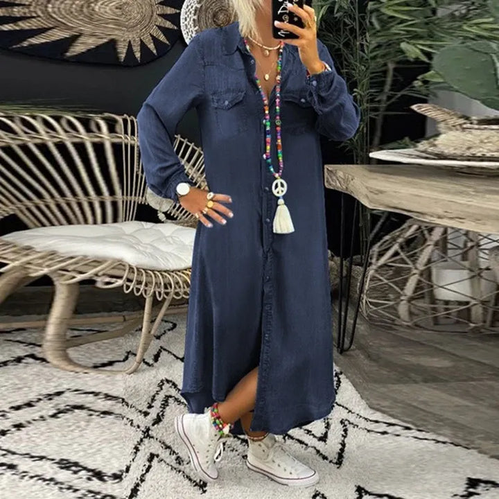 "Casual denimjurk dames in flatterende stijl, blauwe stof, perfect voor lente en zomer, veelzijdig te combineren"