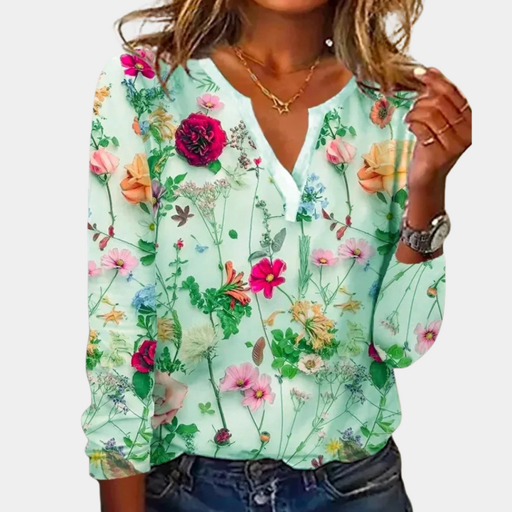 Casual gebloemde damesblouse met levendig bloemmotief, luchtig ontwerp, ideaal voor lente en zomer.