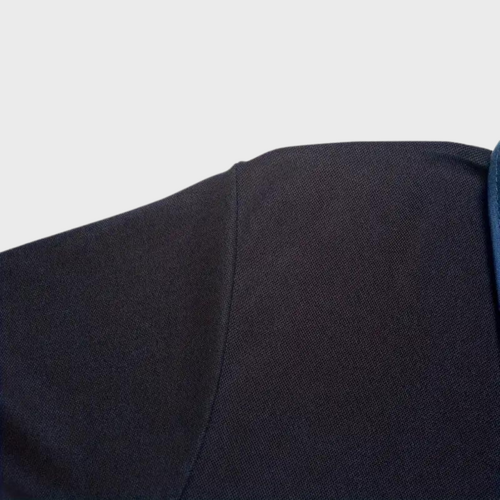 "Casual herenpolo in polyester, stijlvol ontwerp met knopen en korte mouwen, ademend en kreukbestendig."
