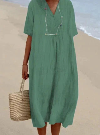 Comfortabele en trendy dames zomerjurk. Midi lengte met korte mouwen, een veelzijdige en luchtige keuze.