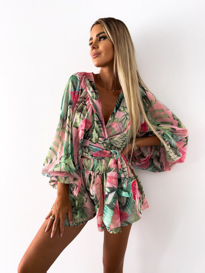 "Chiffon playsuit met tropische print, diepe V-hals, wijde mouwen en elastische taille, ideaal voor zomerse stijl."